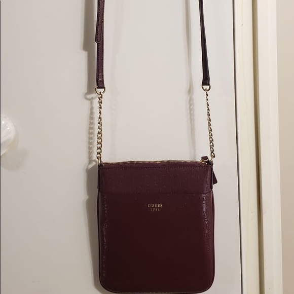 GUESS Maroon Gold Chain Sidebag - Picture 2 of 7